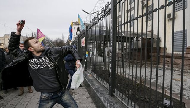 В Киеве посольство России забросали коктейлями Молотова